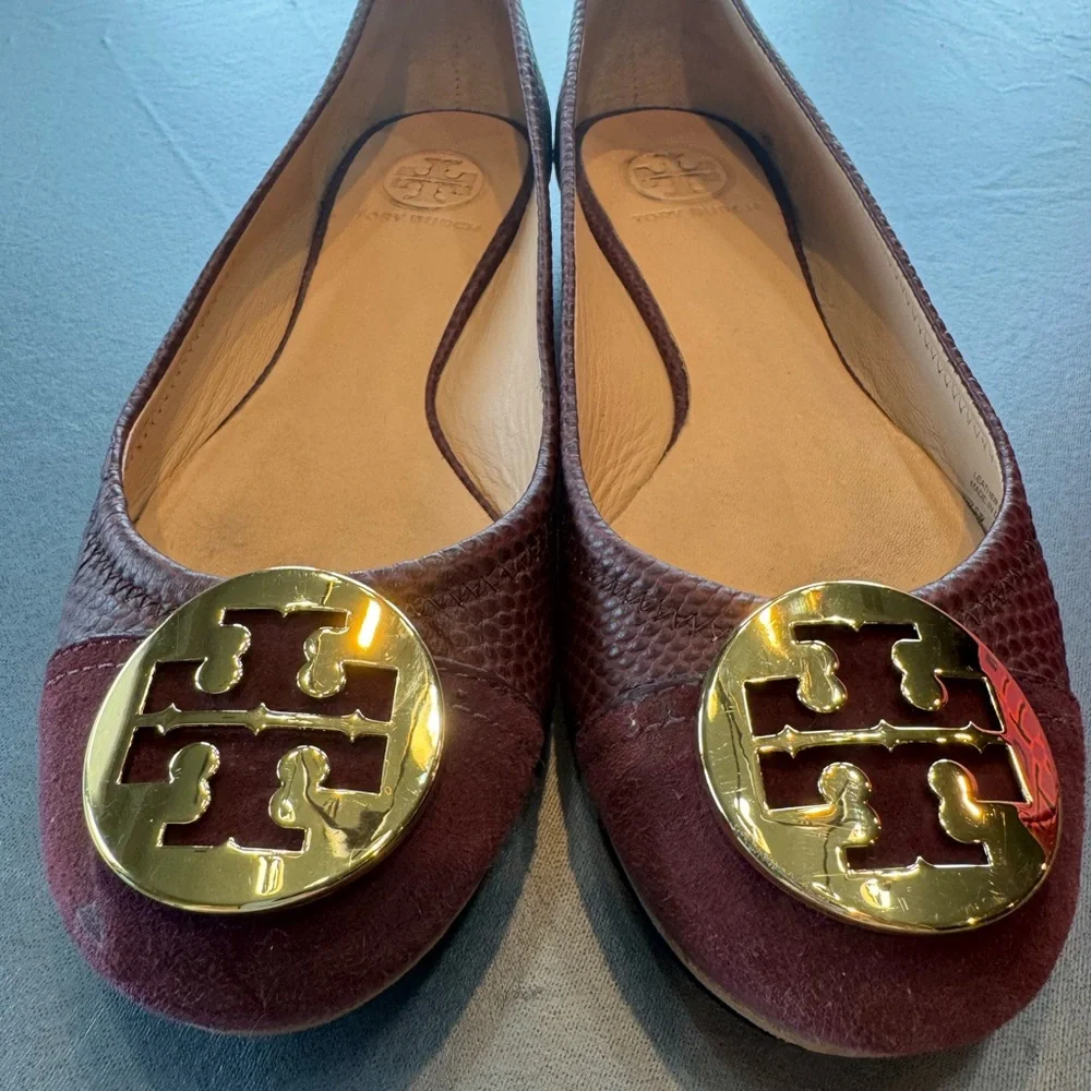 Tory Burch Reva Suede Leather Logo Flats Burgundy Gold Medallion Size 8 - Picture 2 of 7